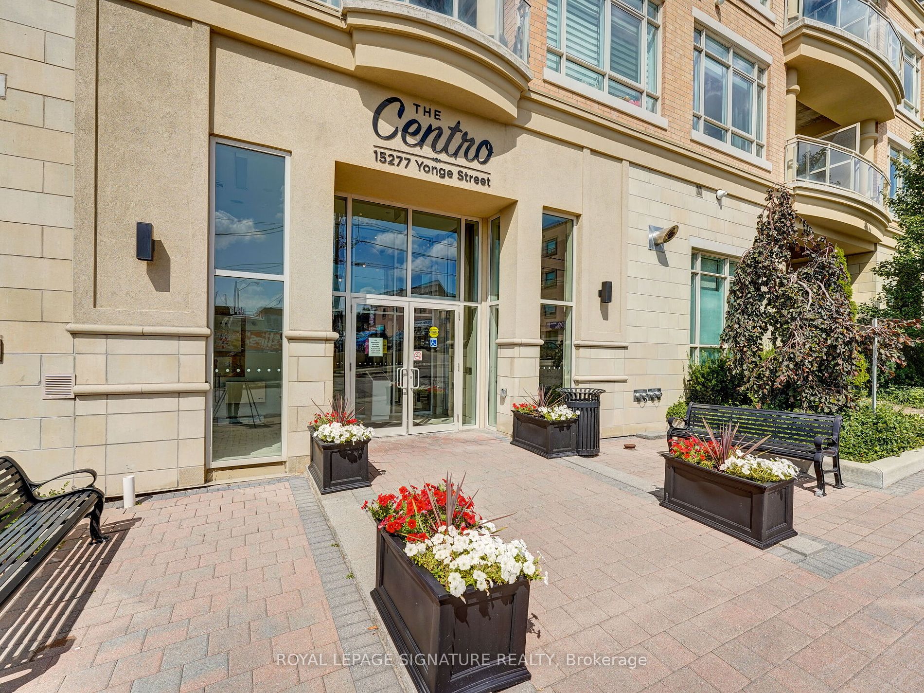 15277 Yonge St 4 Property Photo 2