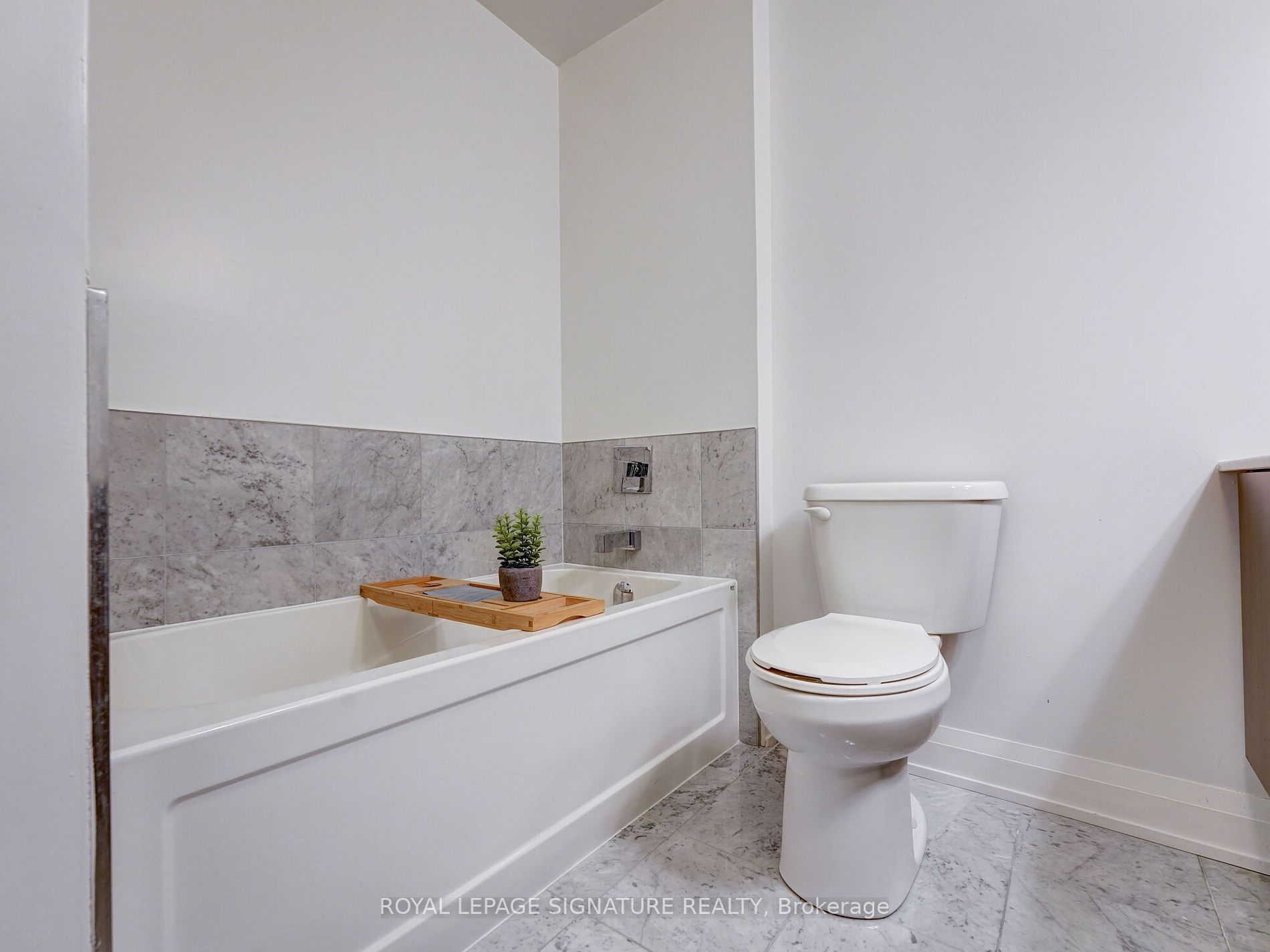 15277 Yonge St 4 Property Photo 27