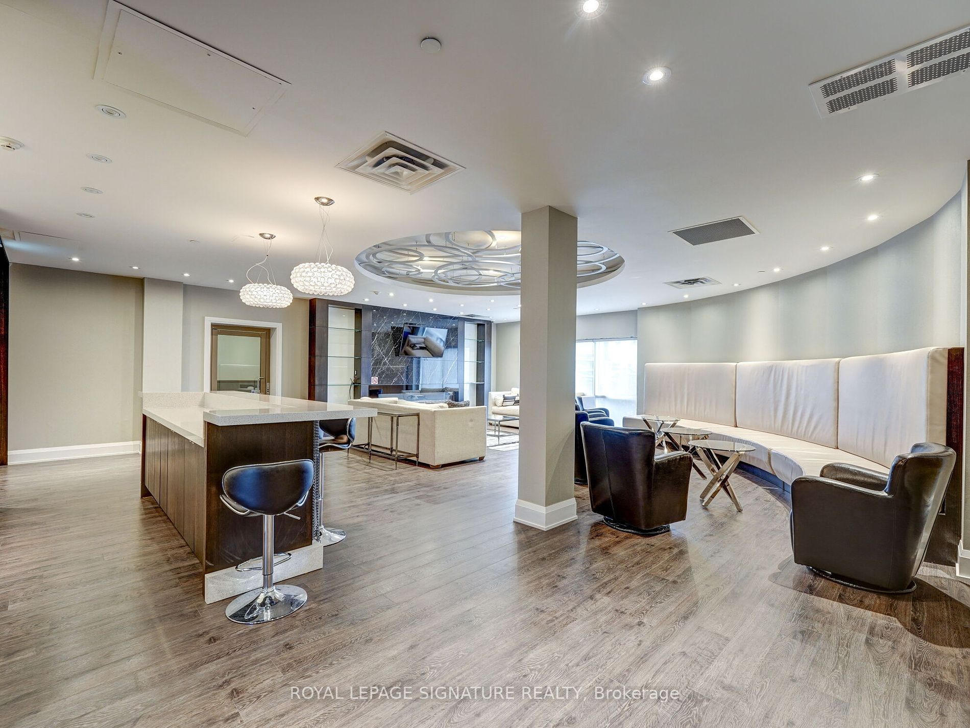15277 Yonge St 4 Property Photo 37