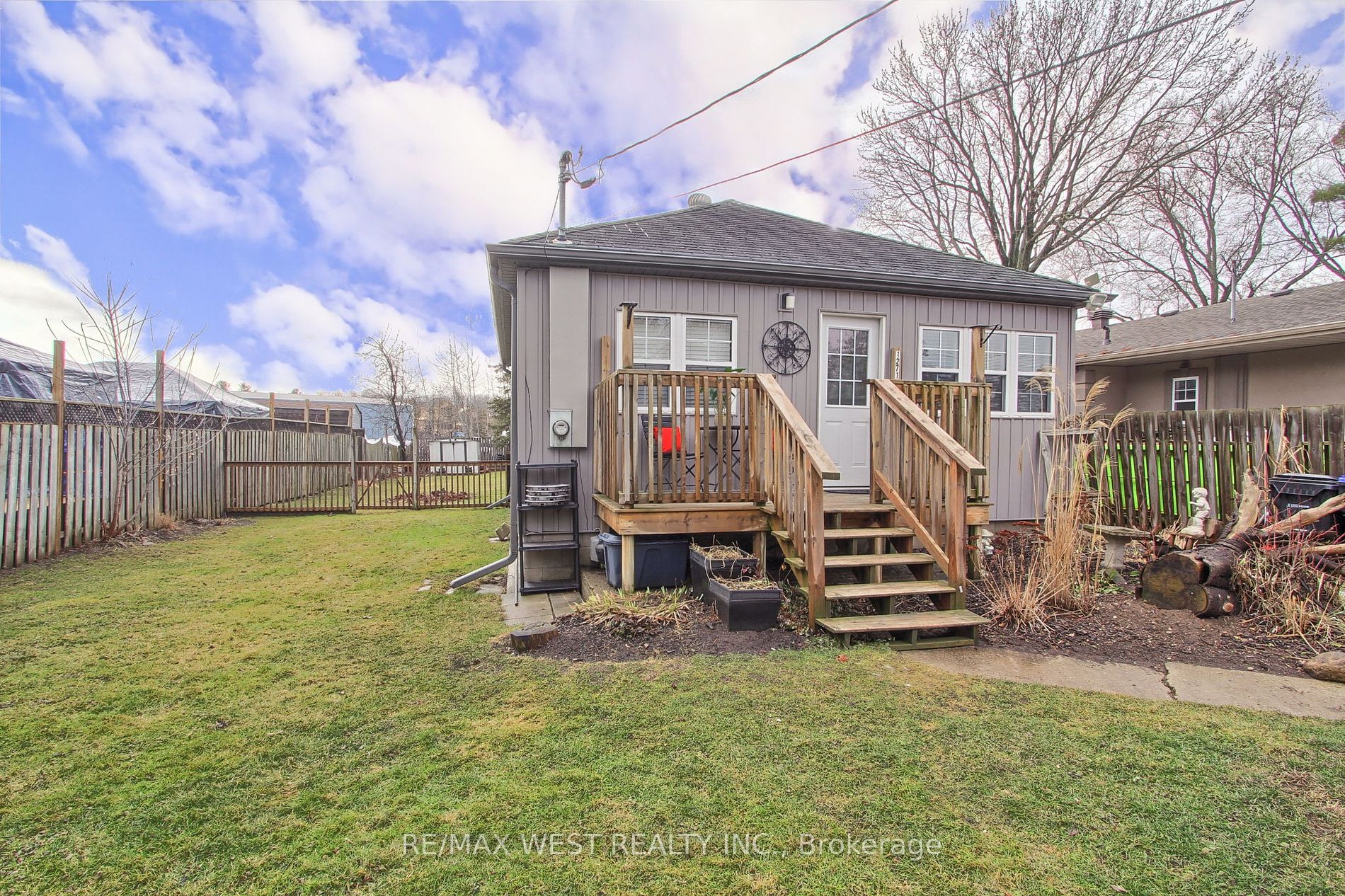 1271 Killarney Beach Rd Property Photo