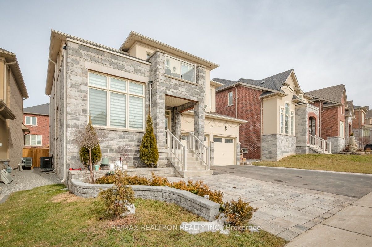 44 Clifford Fairbarn Dr Property Photo 3