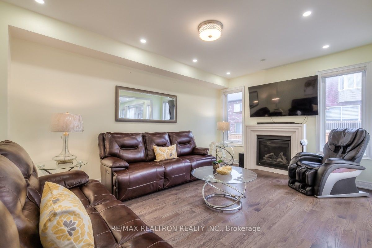 44 Clifford Fairbarn Dr Property Photo 6