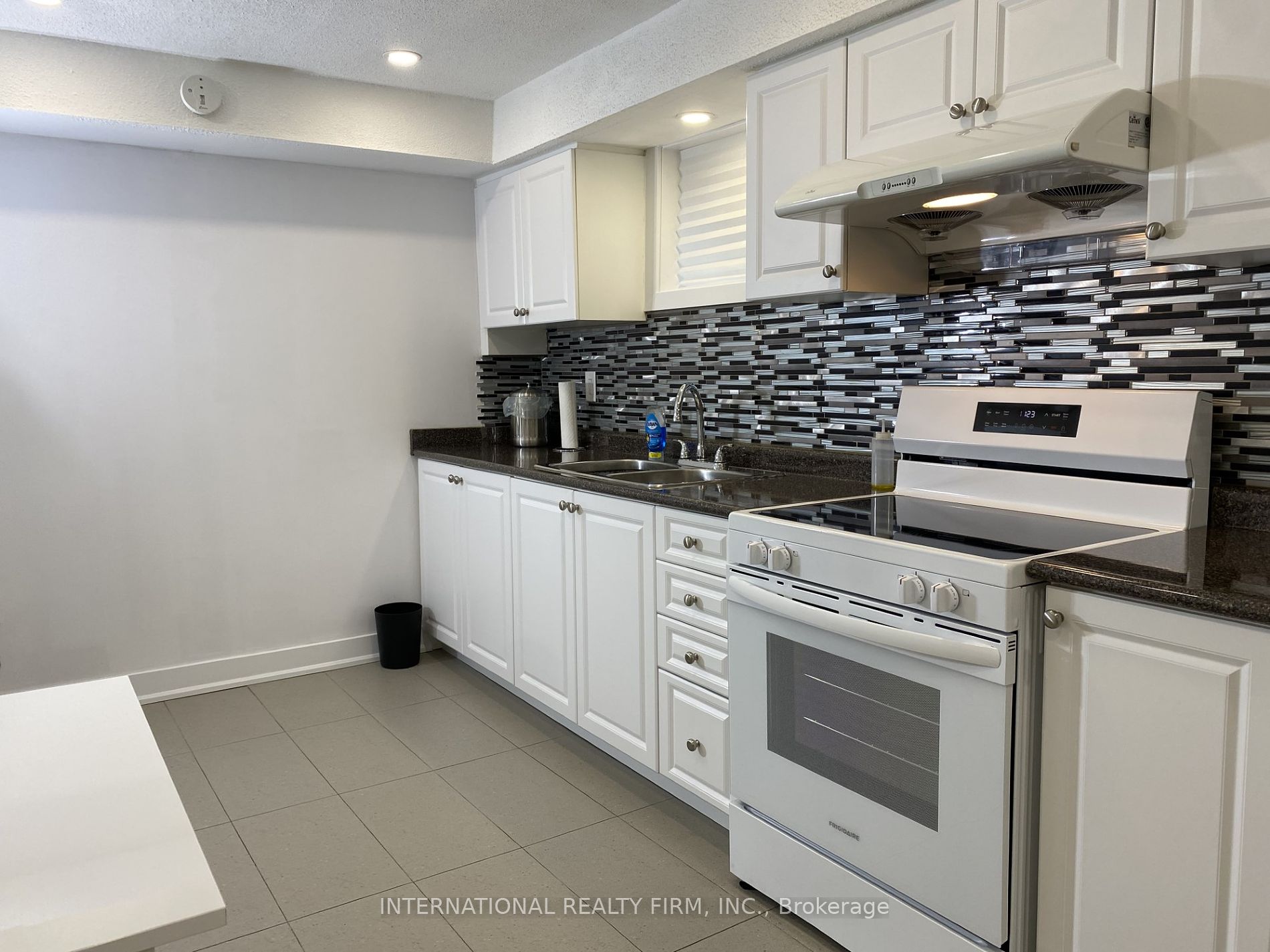 78 Albany Dr Property Photo 1