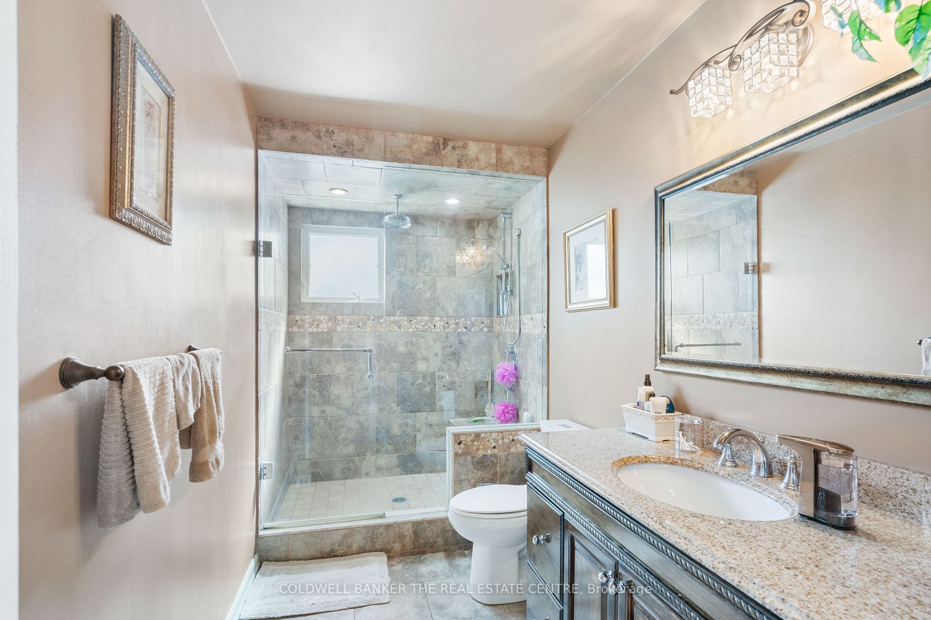 11 Castille Cres Property Photo 15