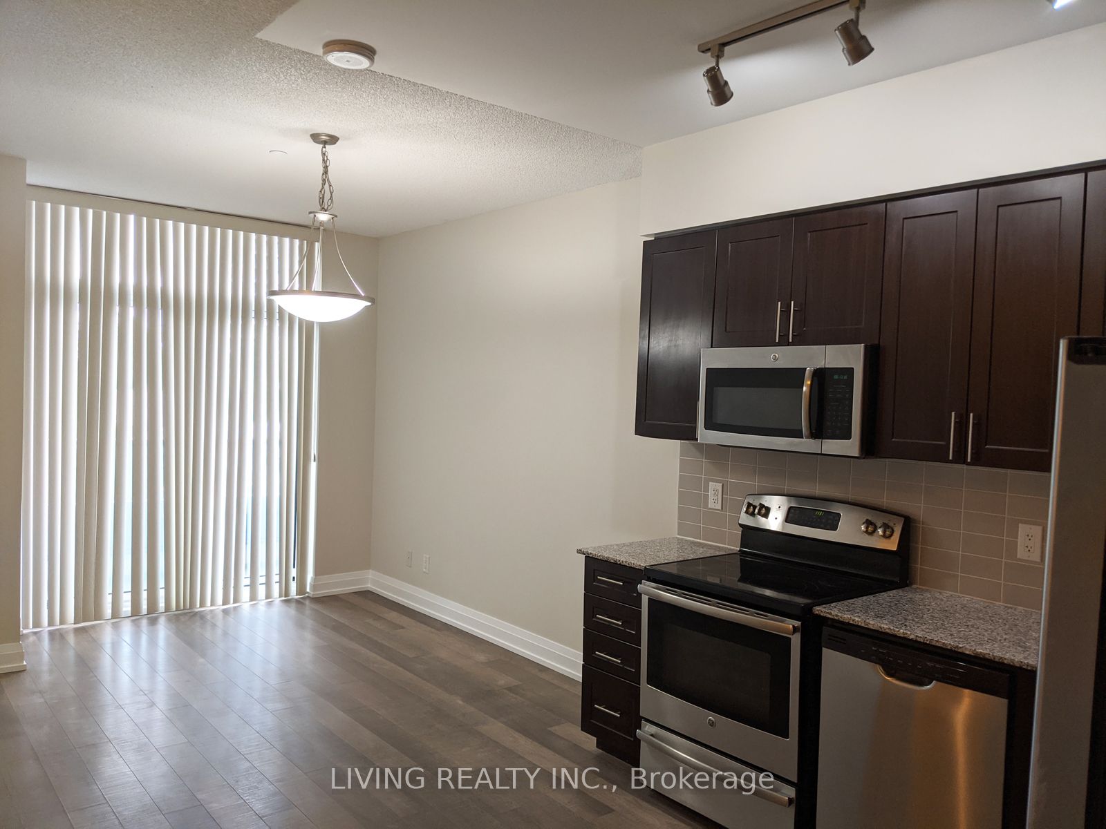 7165 Yonge St 14 Property Photo
