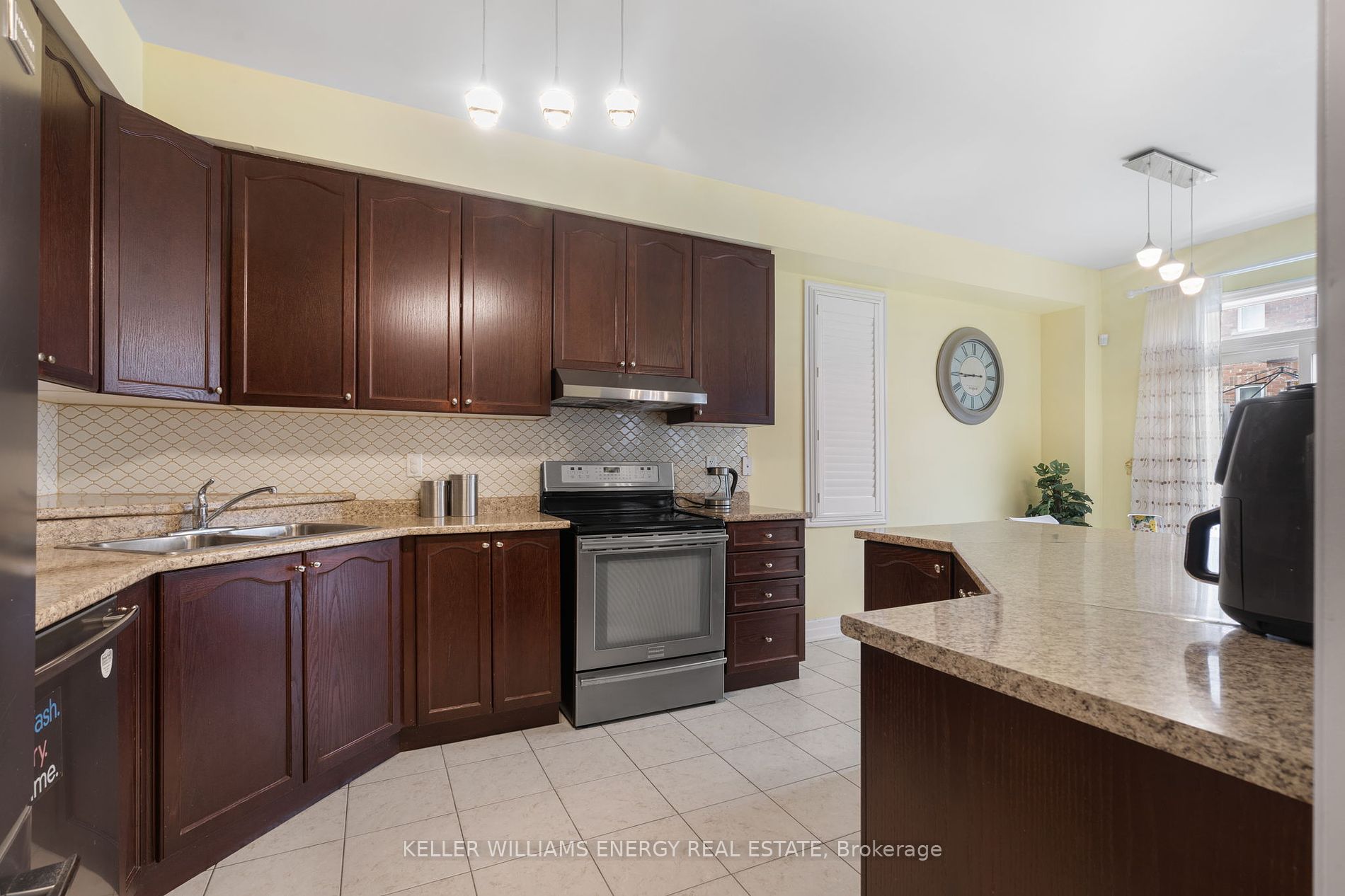 87 Thornlodge Dr Property Photo 12