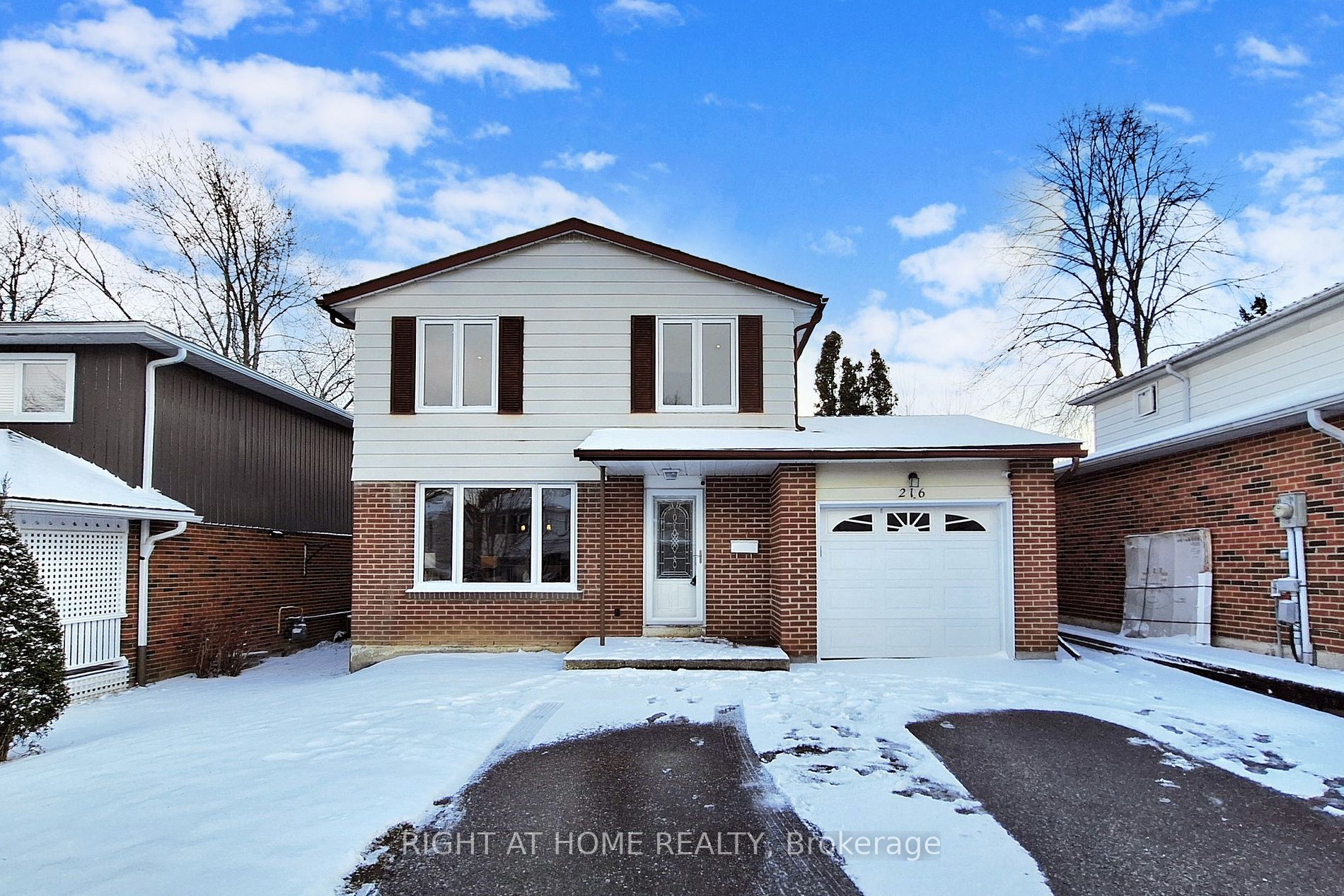 216 Talbot Cres Property Photo 1