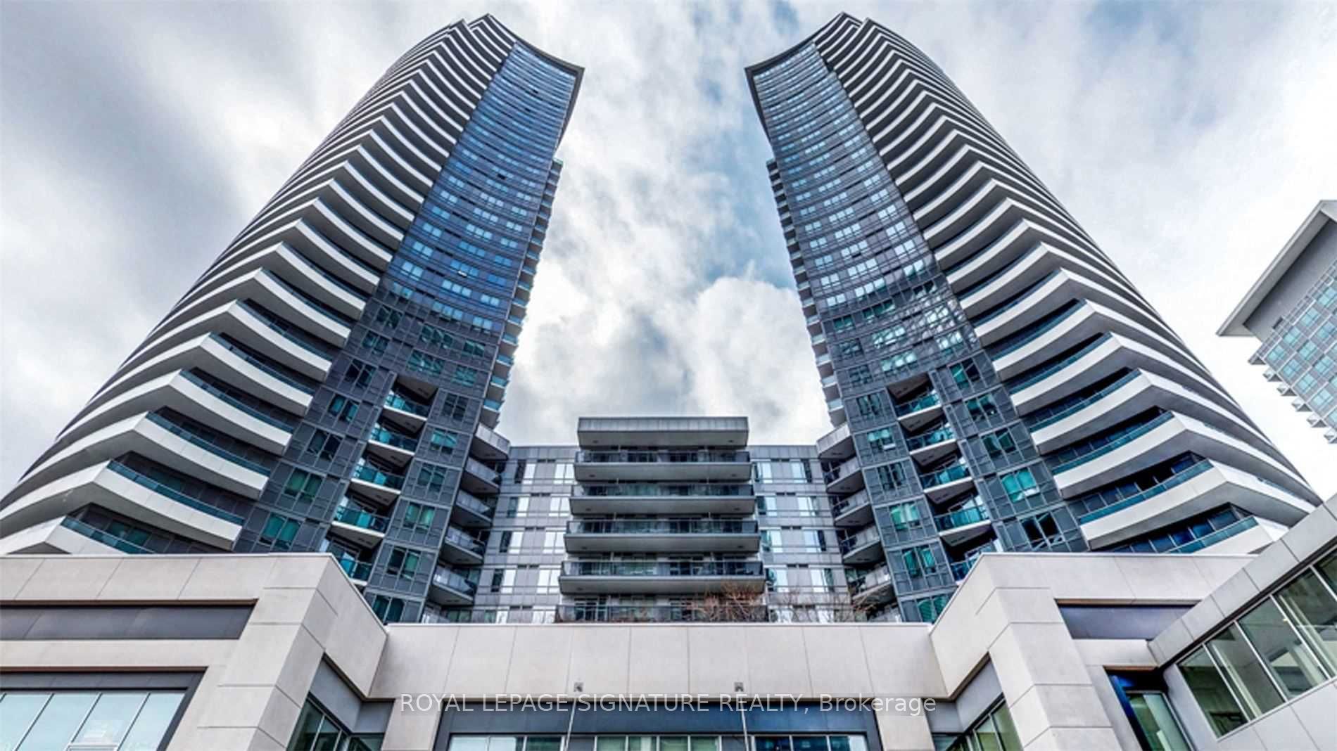 7161 Yonge St Property Photo