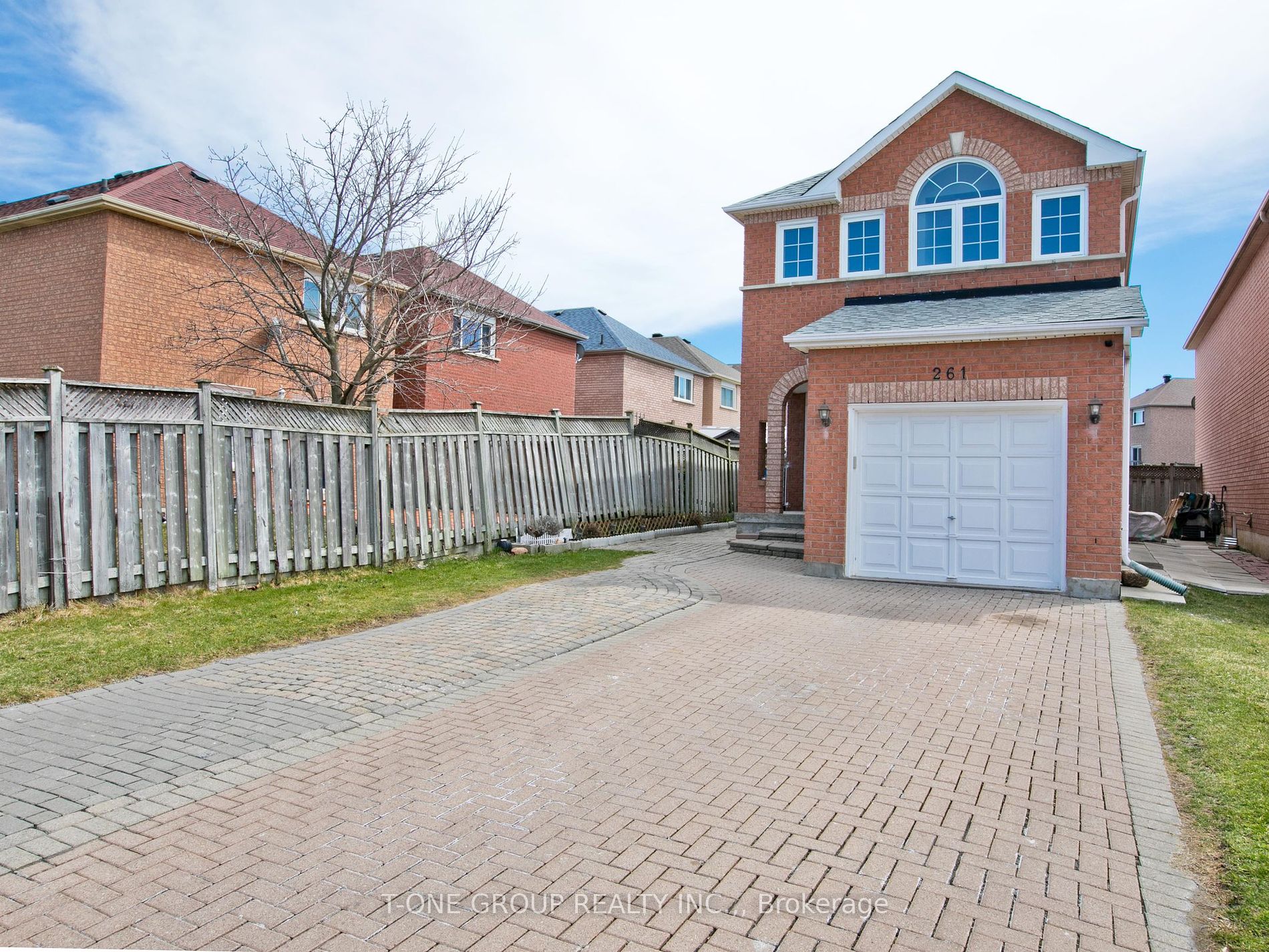 261 Doubtfire Cres Property Photo