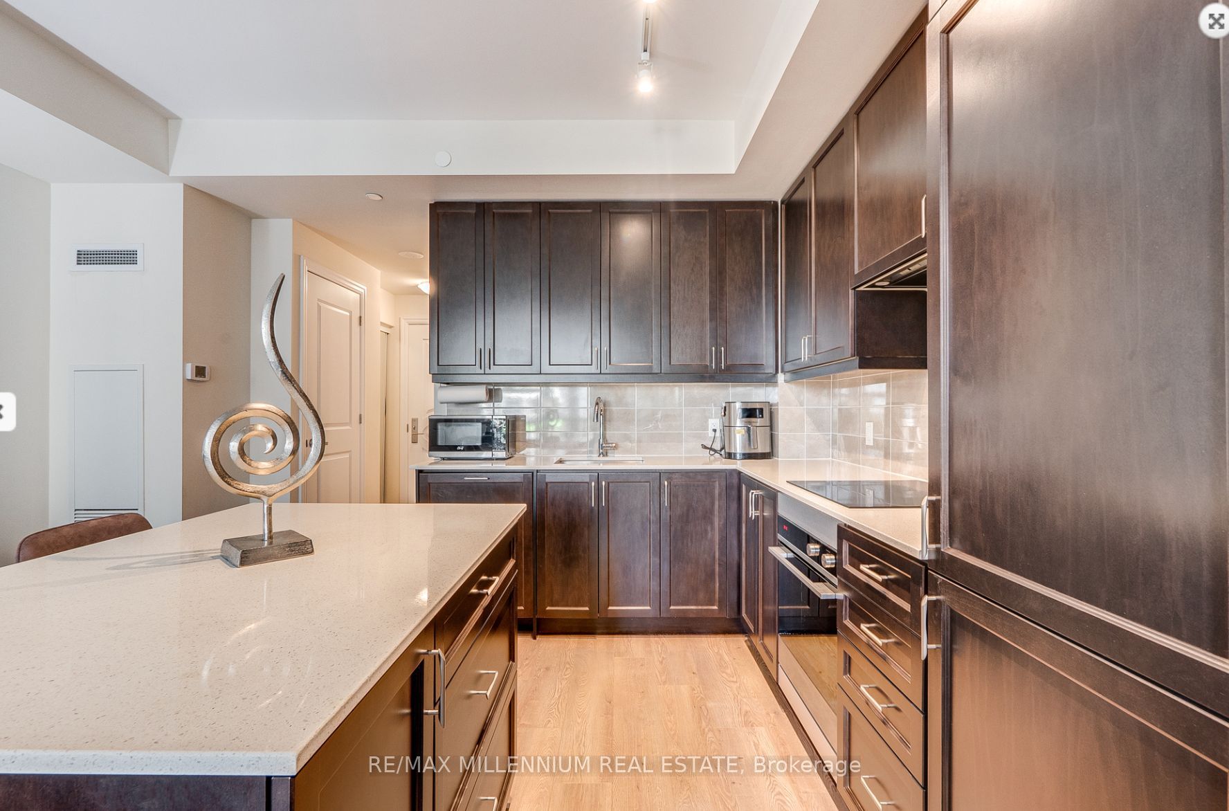 9075 Jane St 421 Property Photo 29