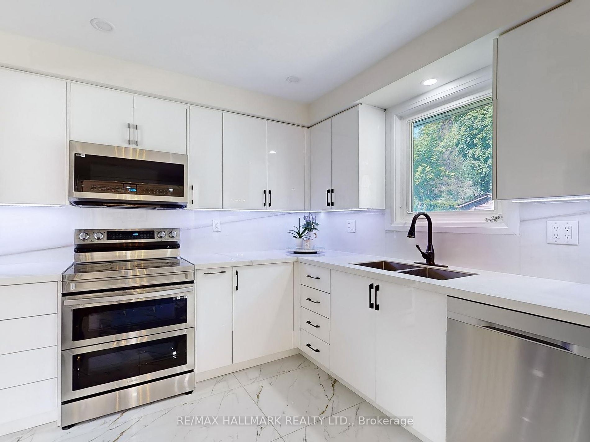 95 Beswick Dr Property Photo 3