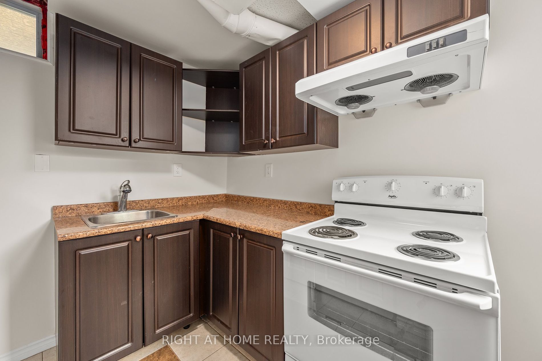 255 Queen Filomena Ave Property Photo 3
