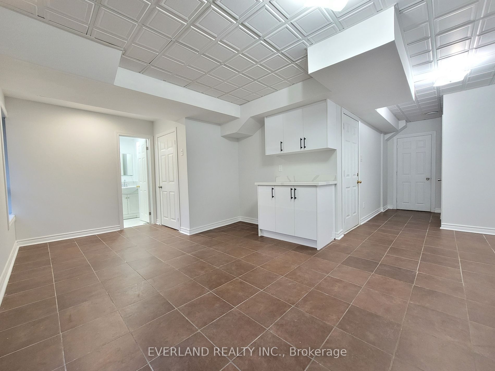 221 Knapton Dr Property Photo 5