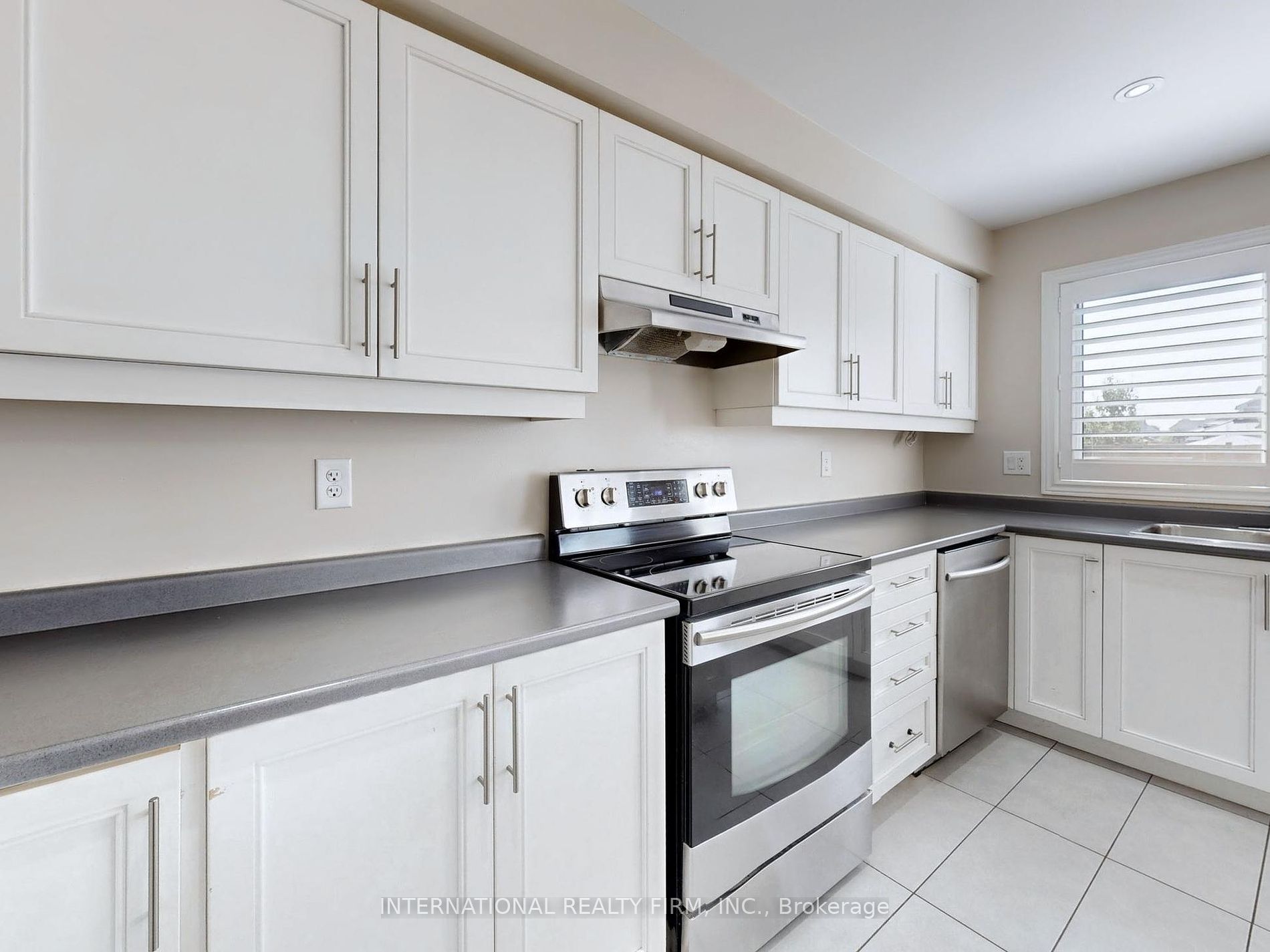 110 Swenson St Property Photo 8