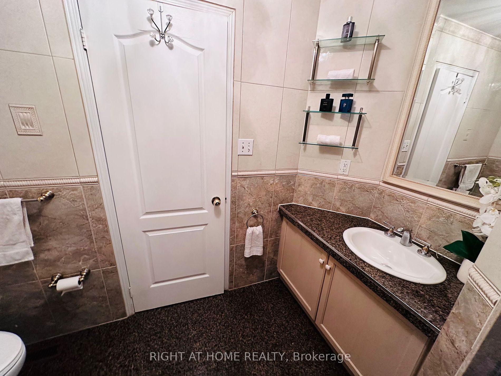 165 Fieldstone Dr E 3 Property Photo 11
