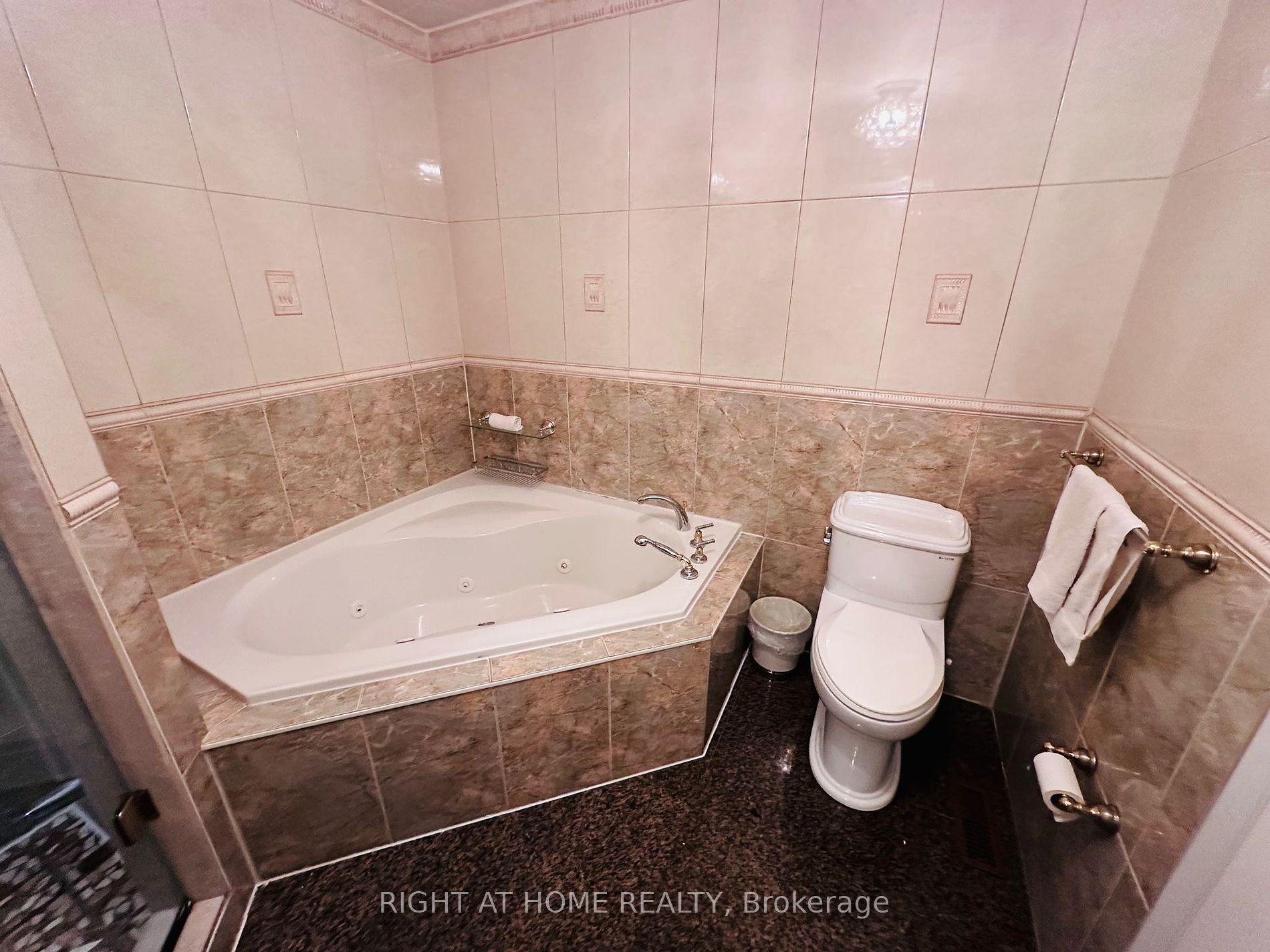 165 Fieldstone Dr E 3 Property Photo 14
