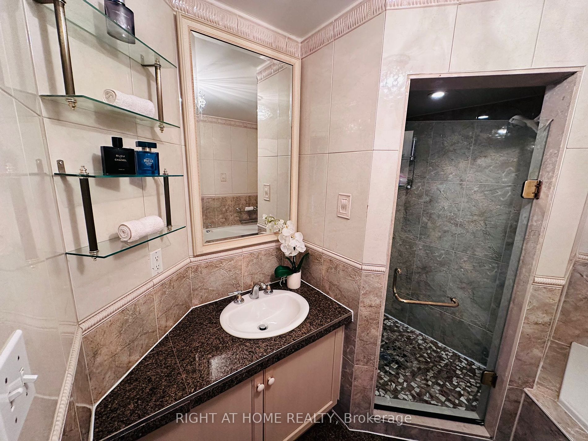 165 Fieldstone Dr E 3 Property Photo 15