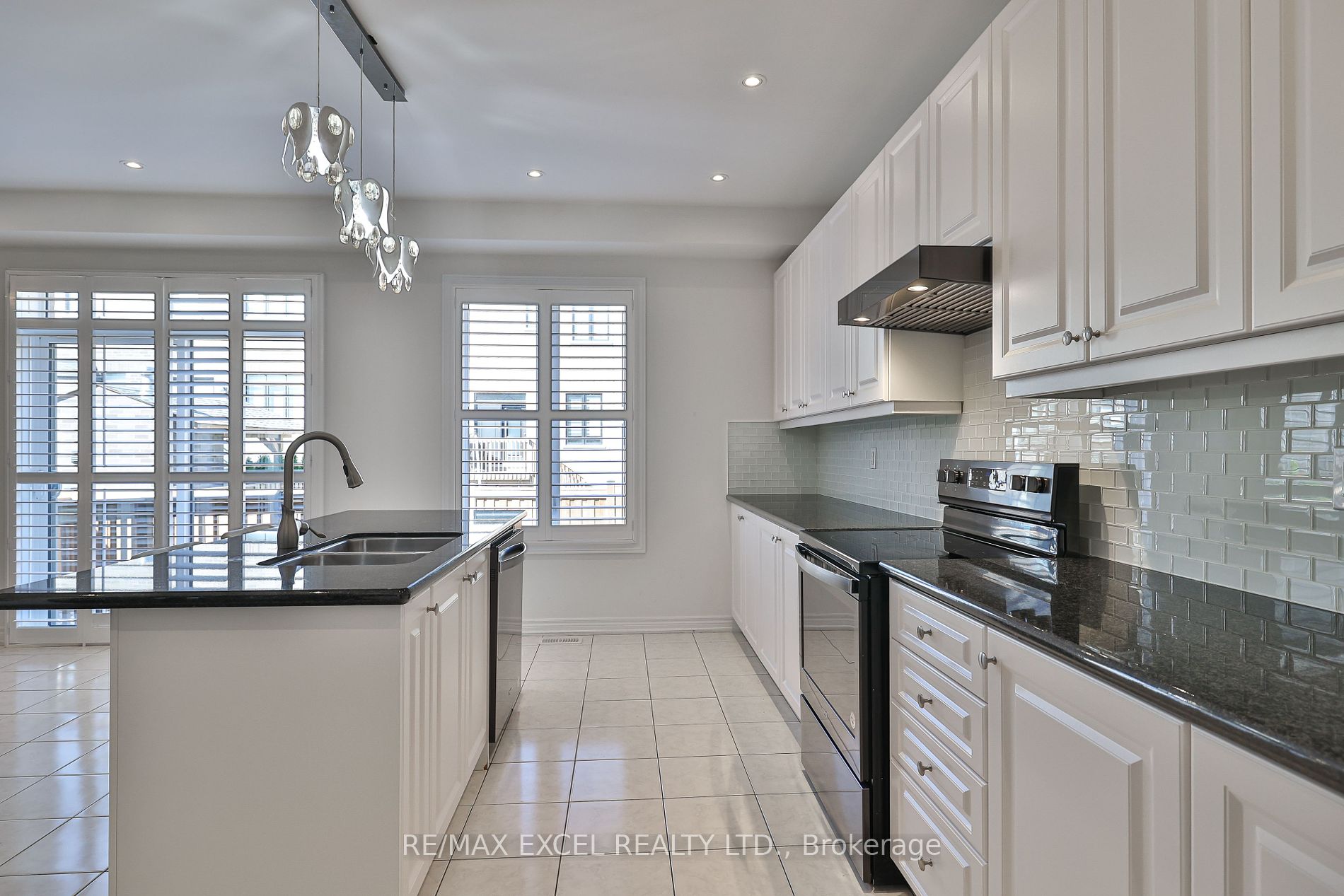 463 Mactier Dr Property Photo 2