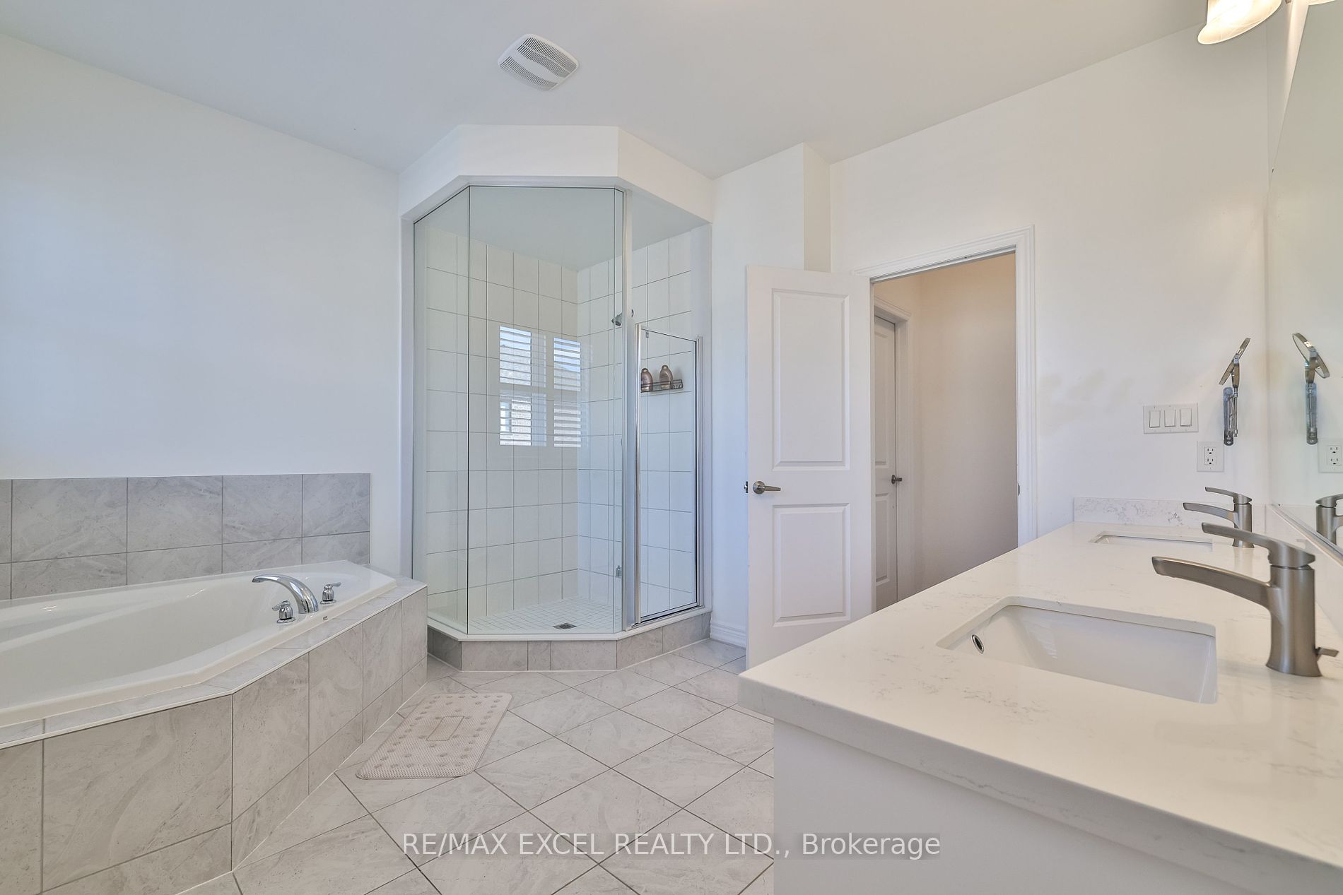 463 Mactier Dr Property Photo 13