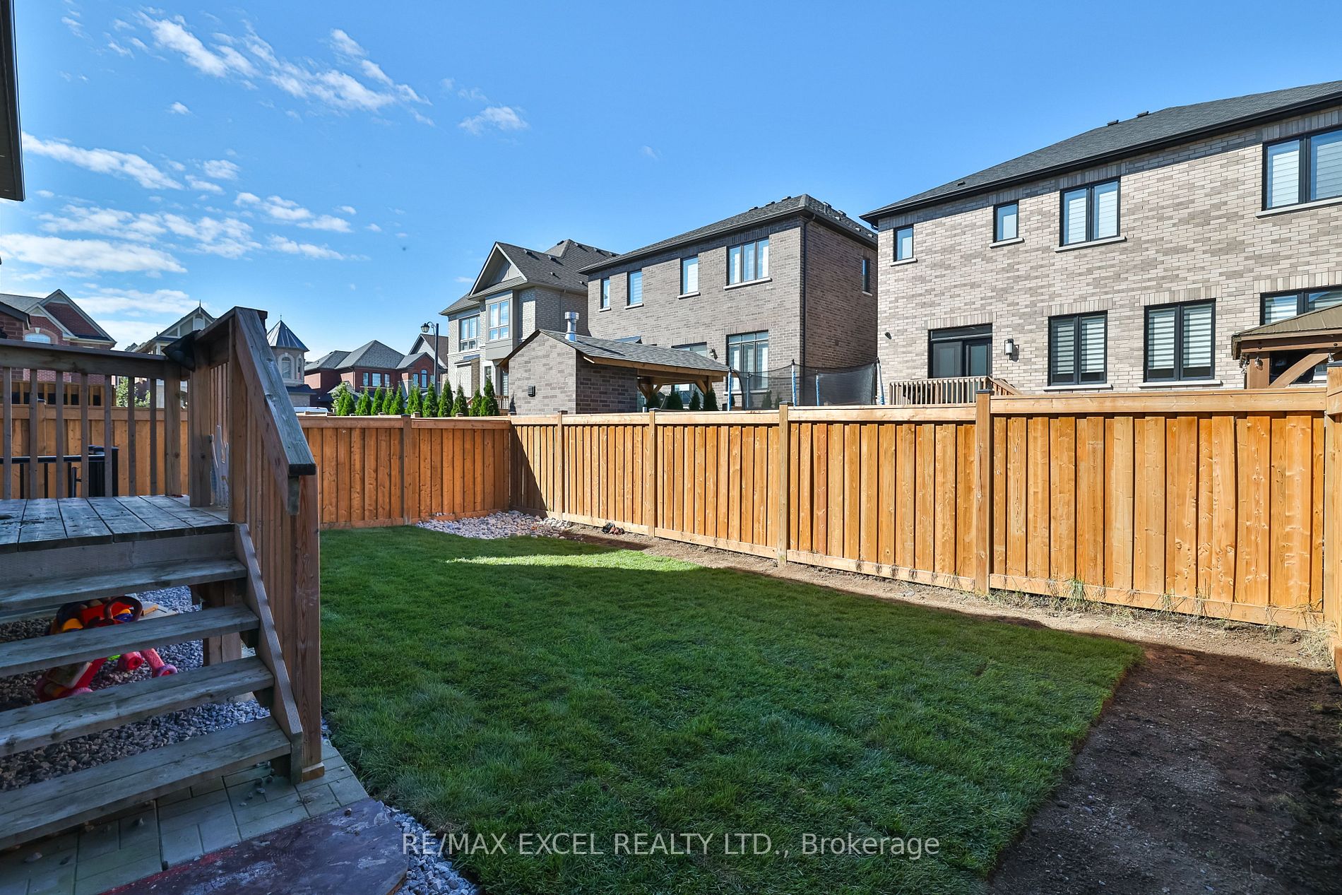 463 Mactier Dr Property Photo 29