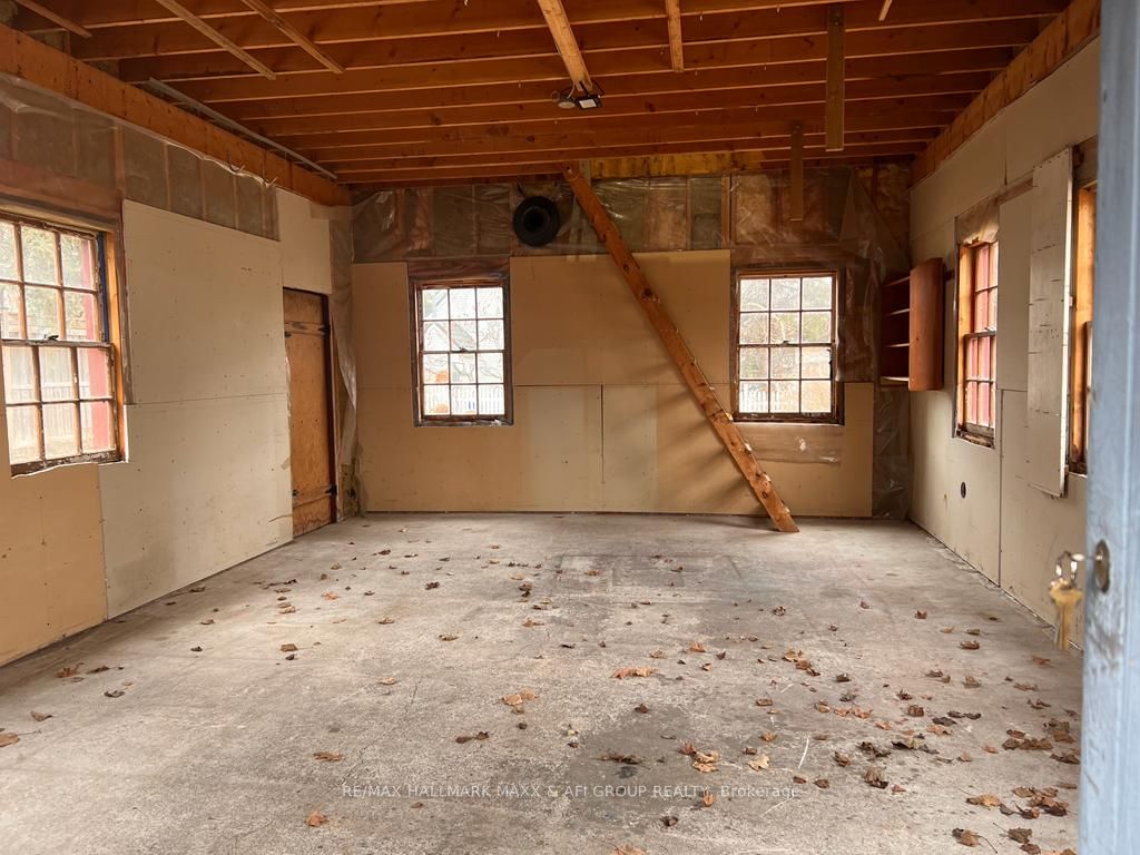 61 Wellington St E Property Photo 6