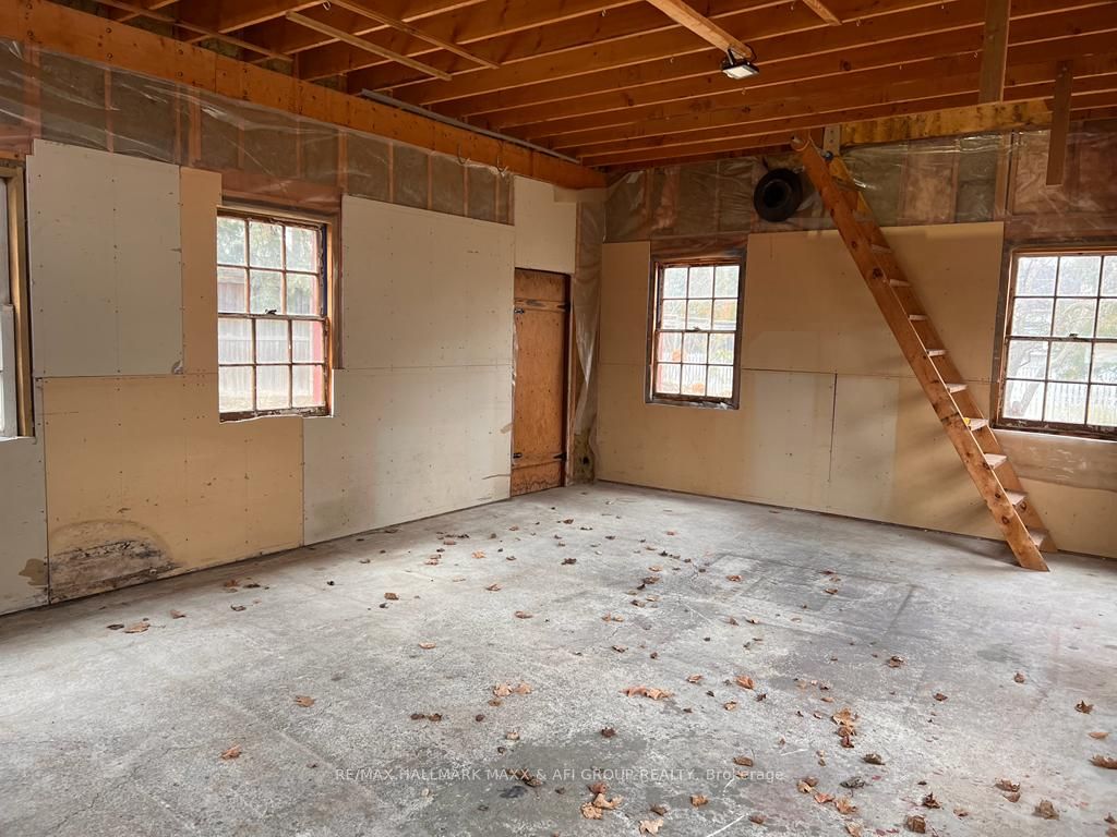 61 Wellington St E Property Photo 8
