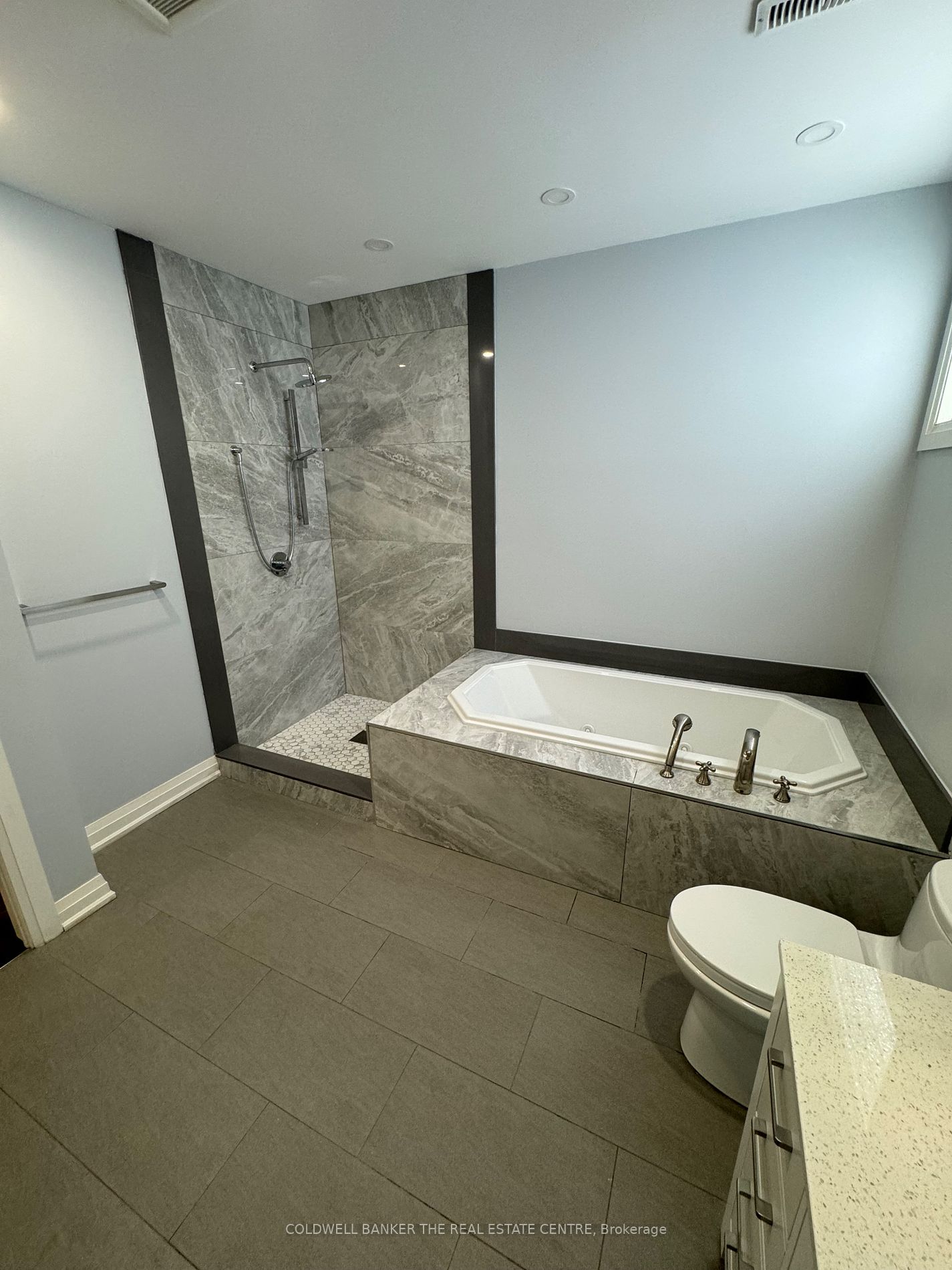 15410 Jane St N Property Photo 15
