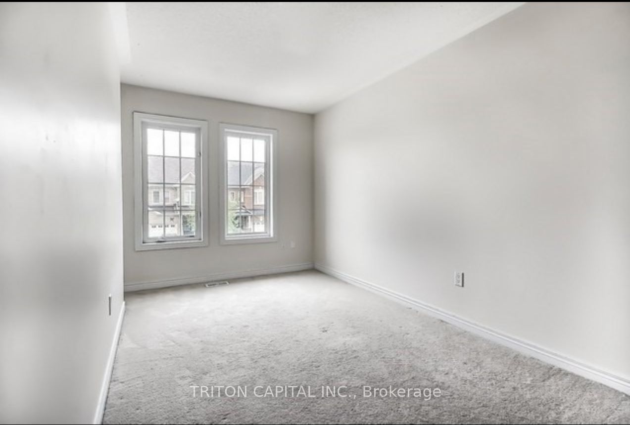 38 Four Seasons Cres Property Photo 3