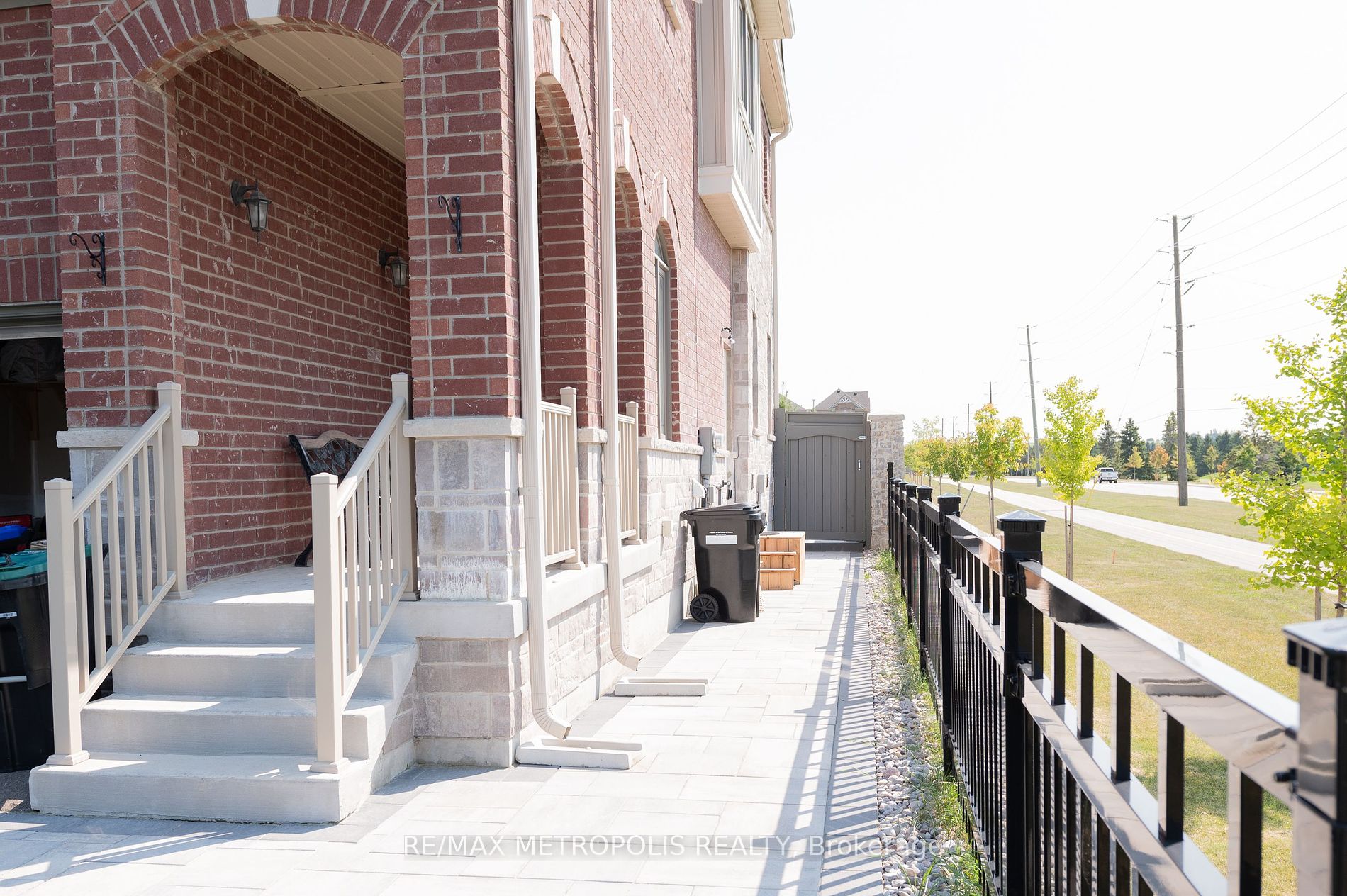 90 Arnold Cres Property Photo 2