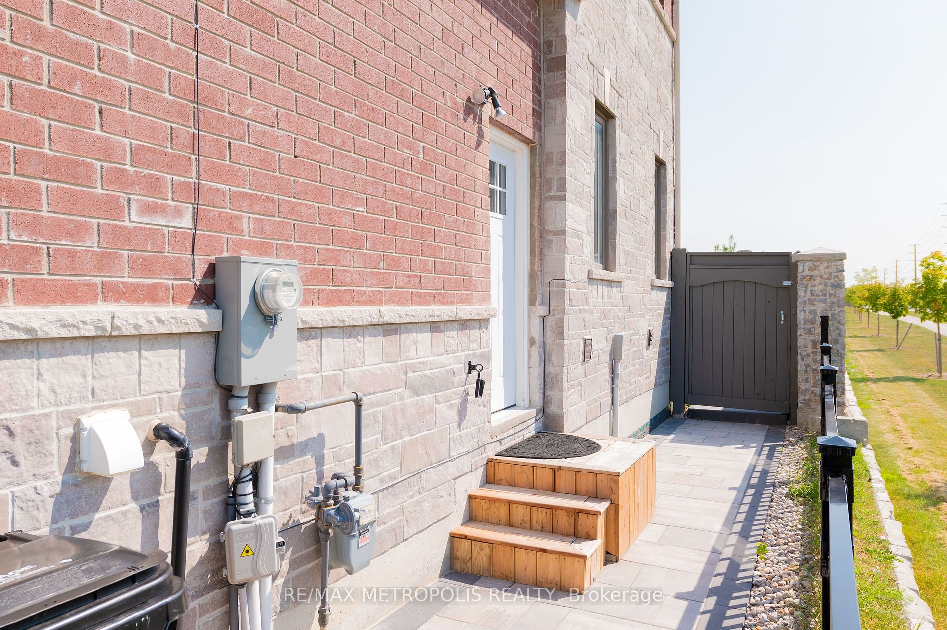 90 Arnold Cres Property Photo 3
