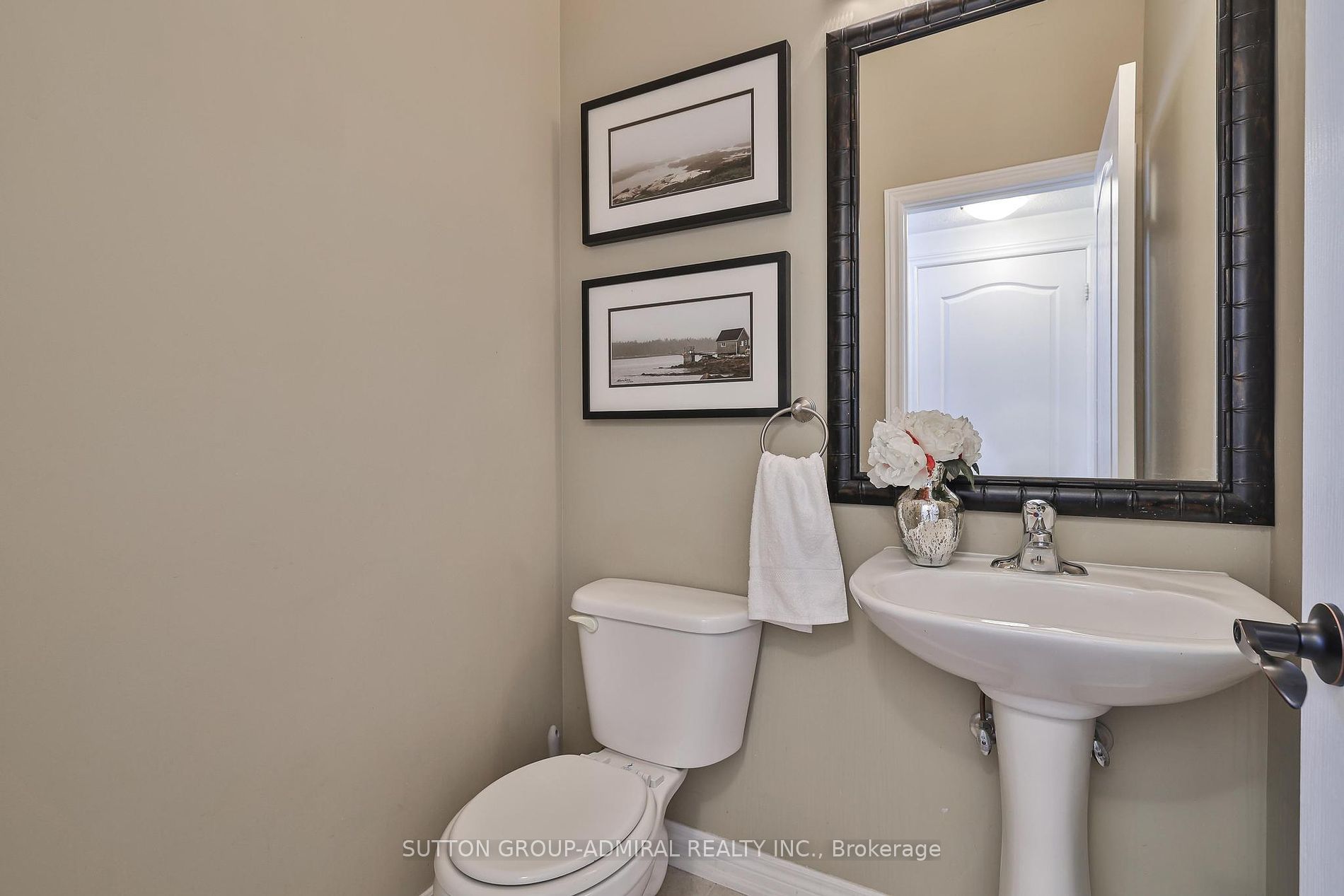 27 Asner Ave Property Photo 5