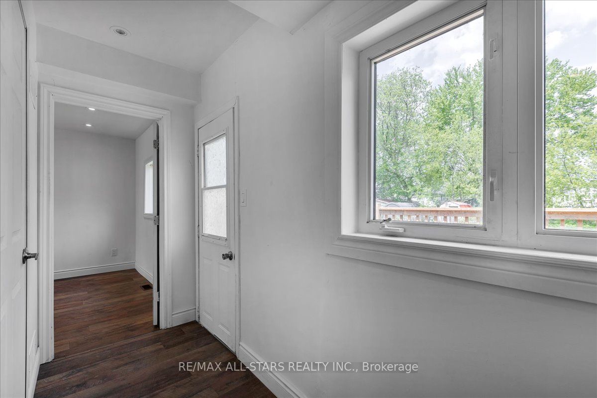 240 Royal Rd Property Photo 3