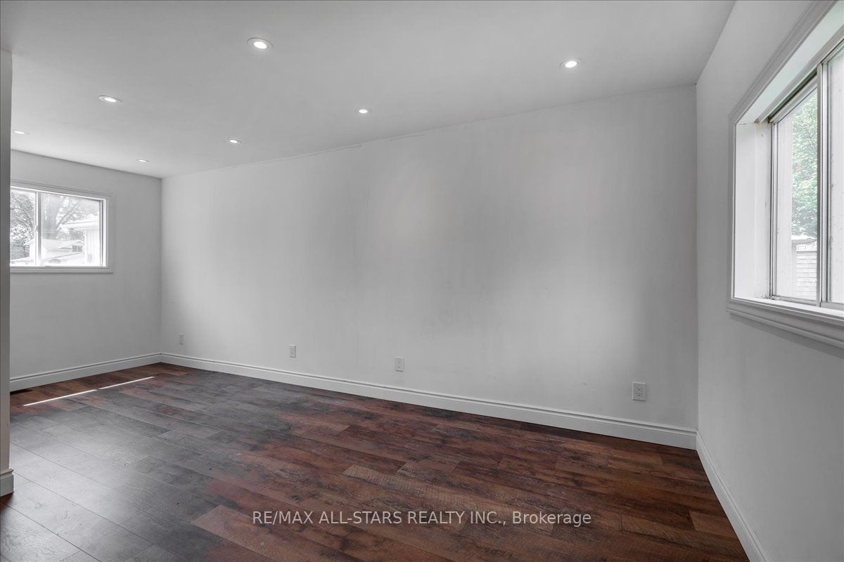 240 Royal Rd Property Photo 4