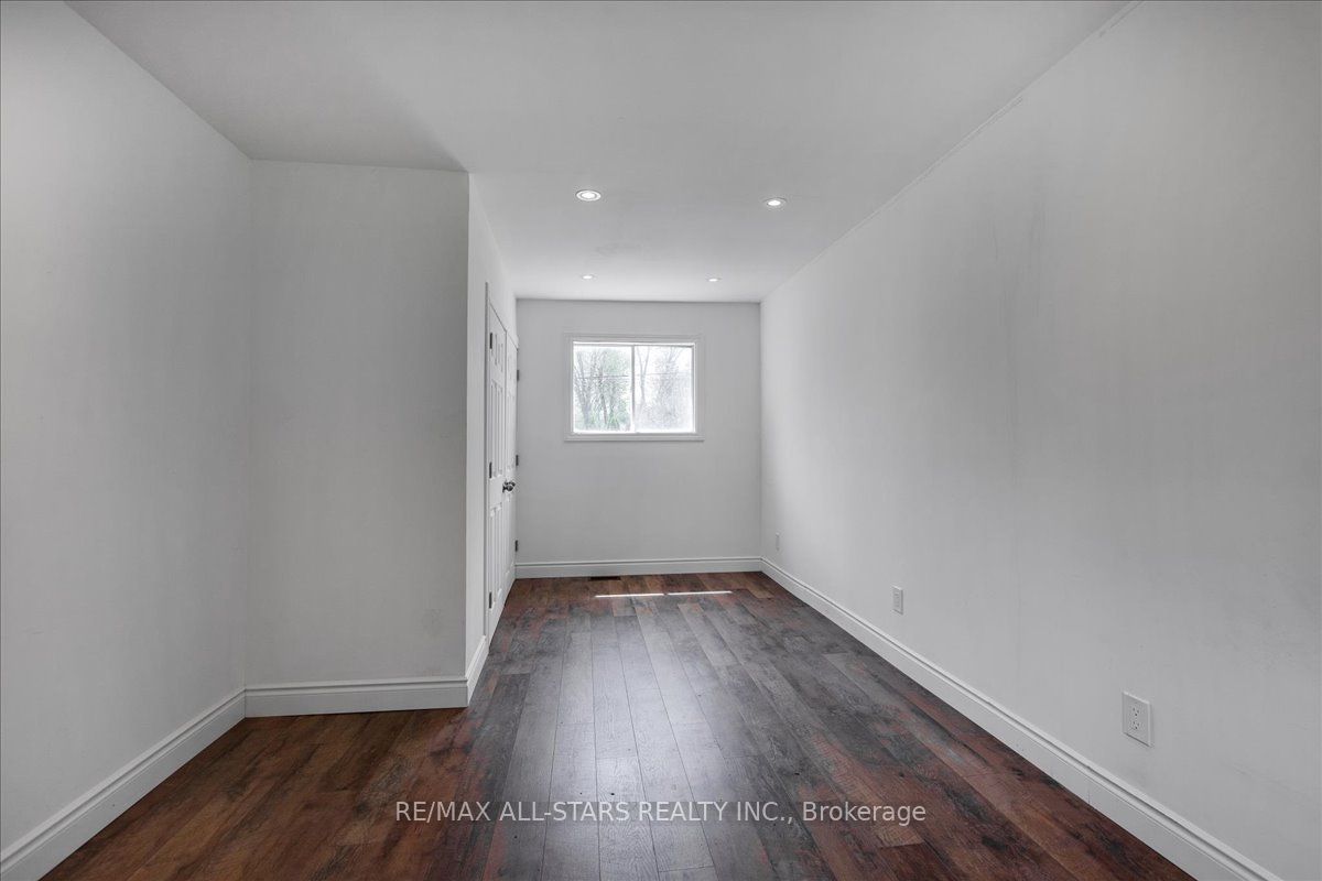 240 Royal Rd Property Photo 5