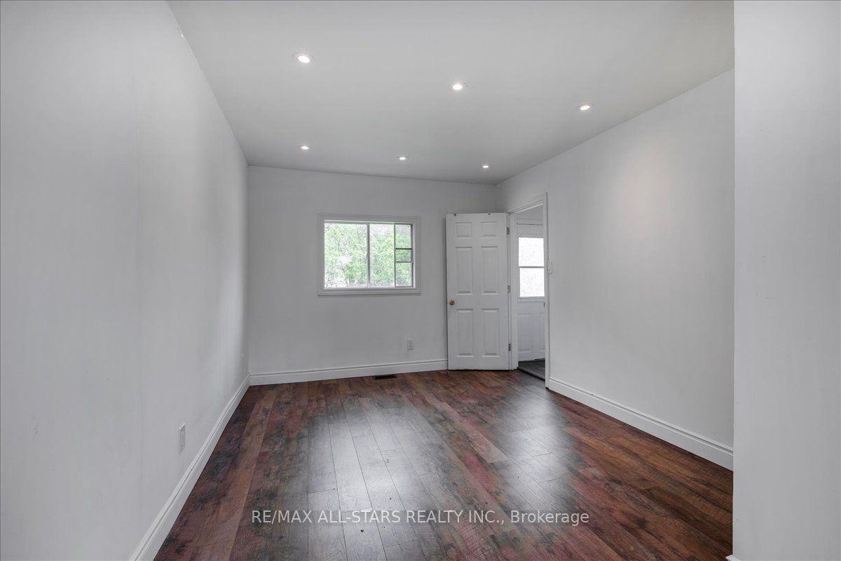 240 Royal Rd Property Photo 6