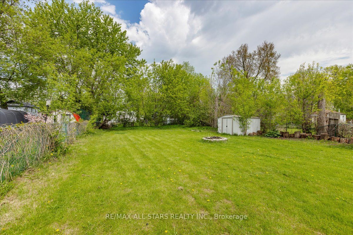 240 Royal Rd Property Photo 9