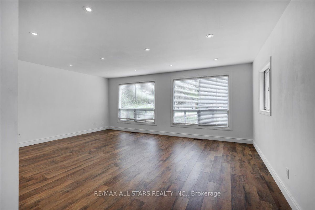 240 Royal Rd Property Photo 11