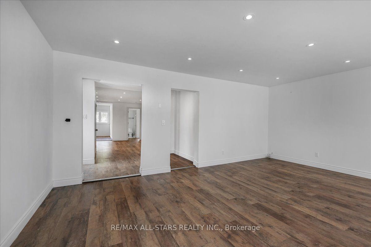 240 Royal Rd Property Photo 12