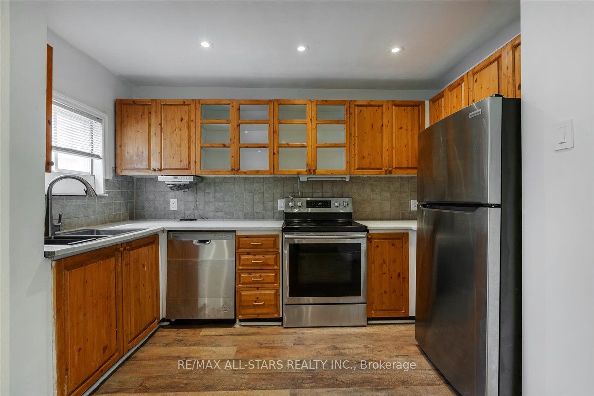 240 Royal Rd Property Photo 14