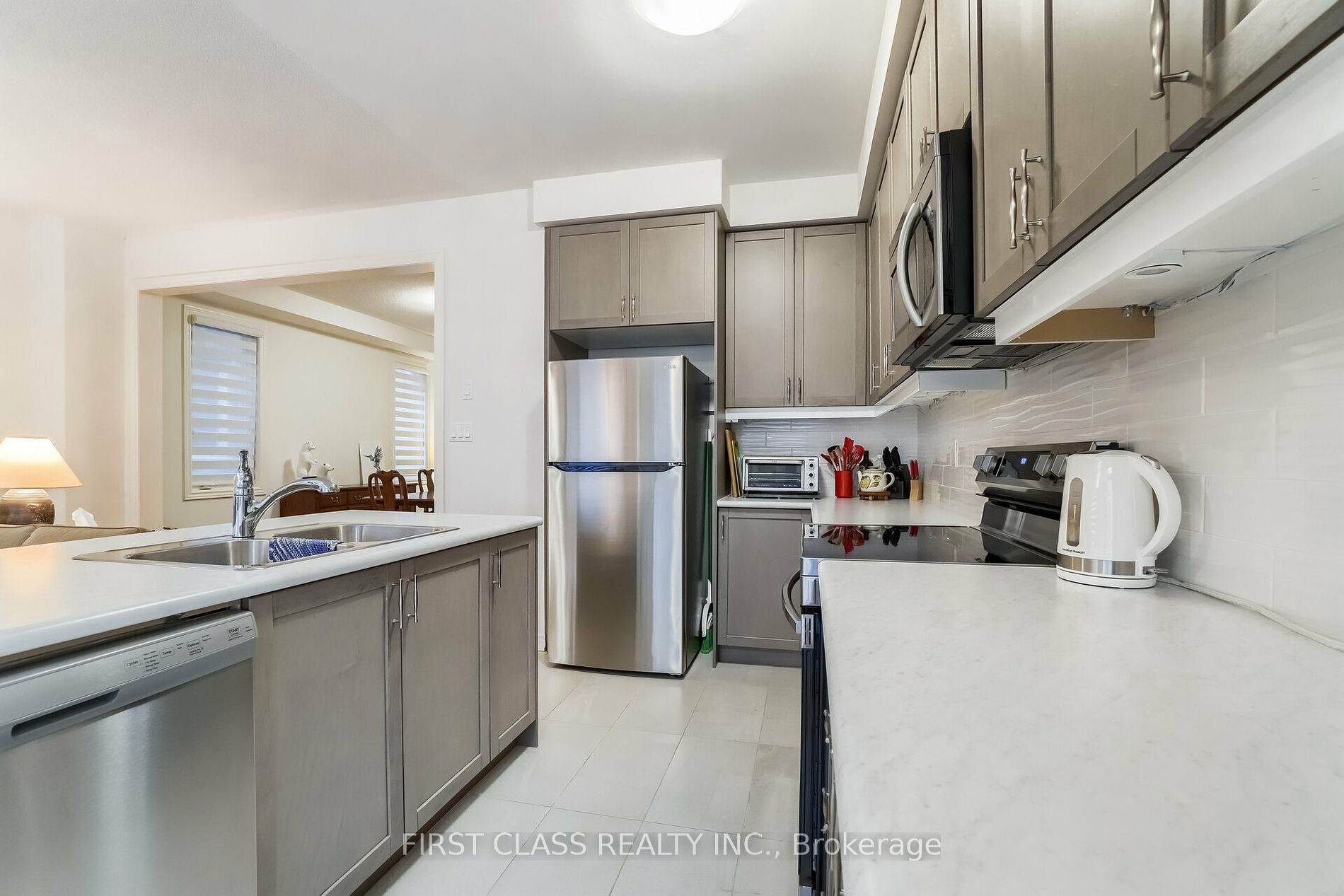 137 Boundary Blvd Property Photo 6
