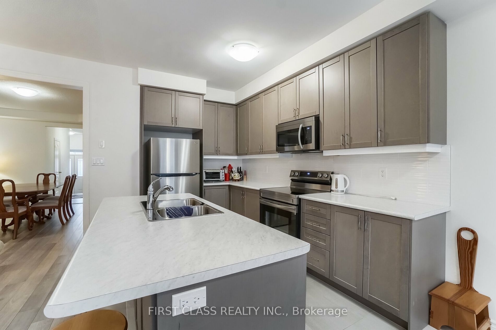 137 Boundary Blvd Property Photo 7
