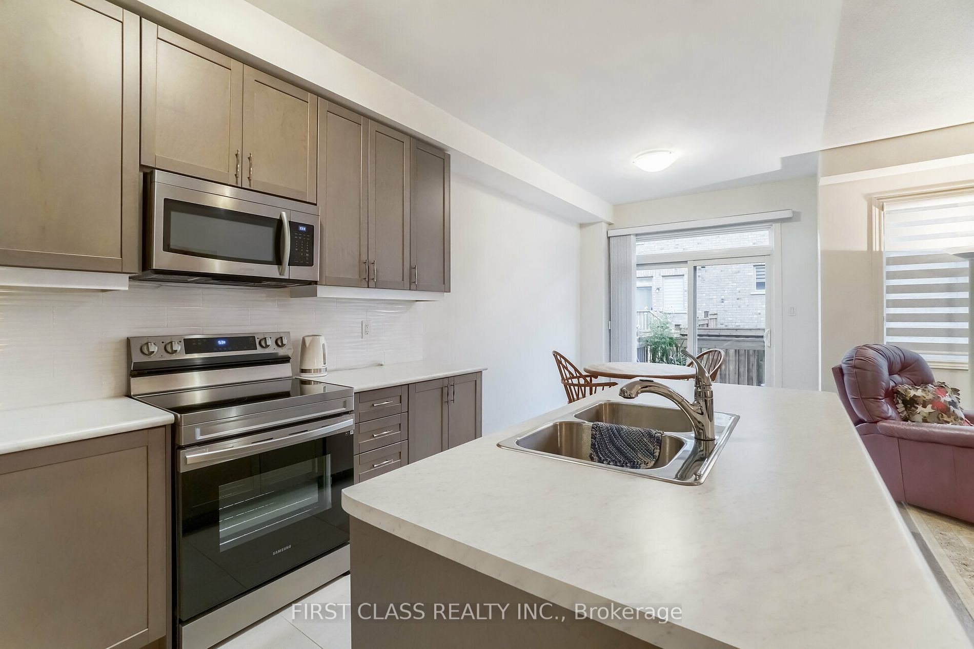 137 Boundary Blvd Property Photo 8
