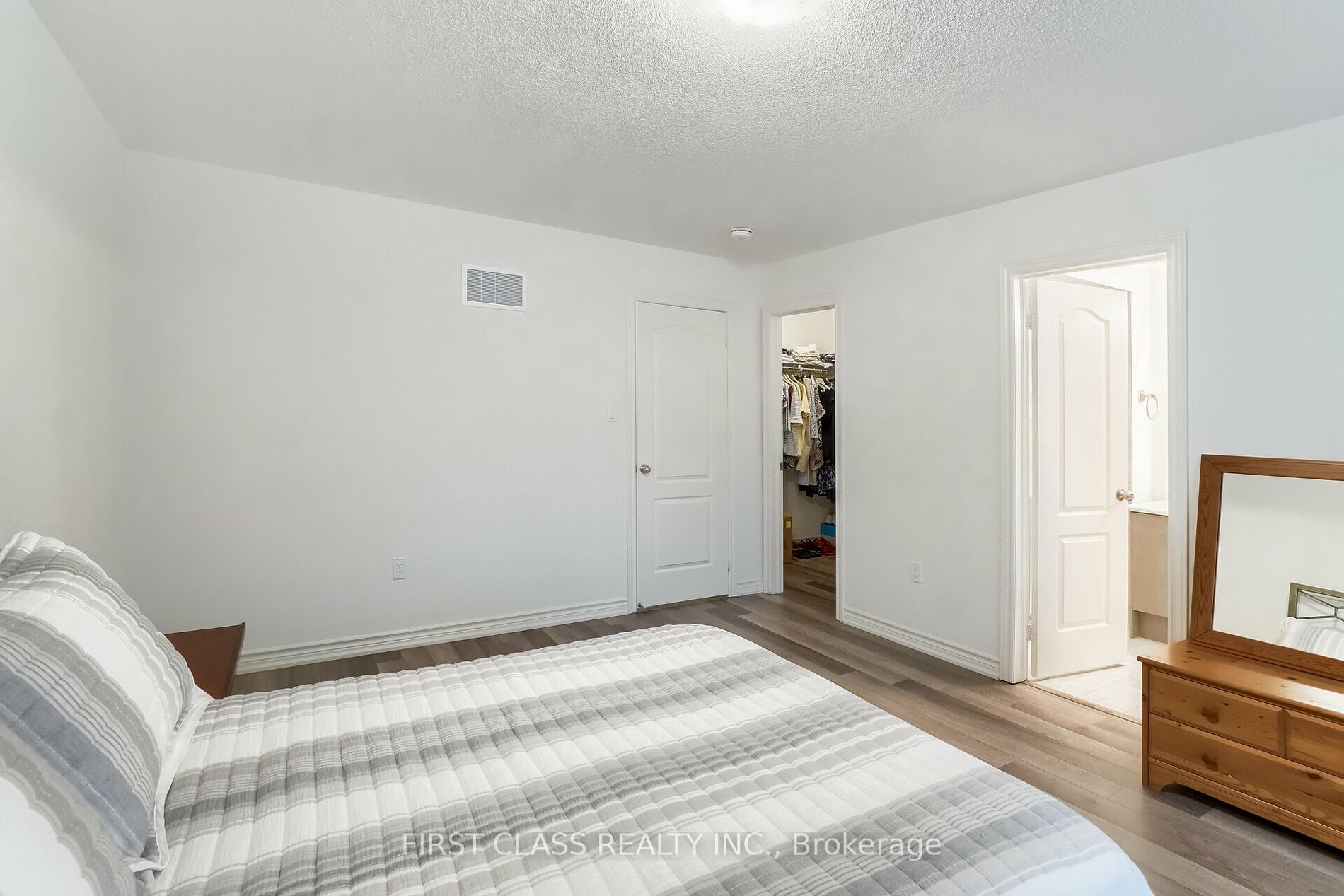 137 Boundary Blvd Property Photo 16