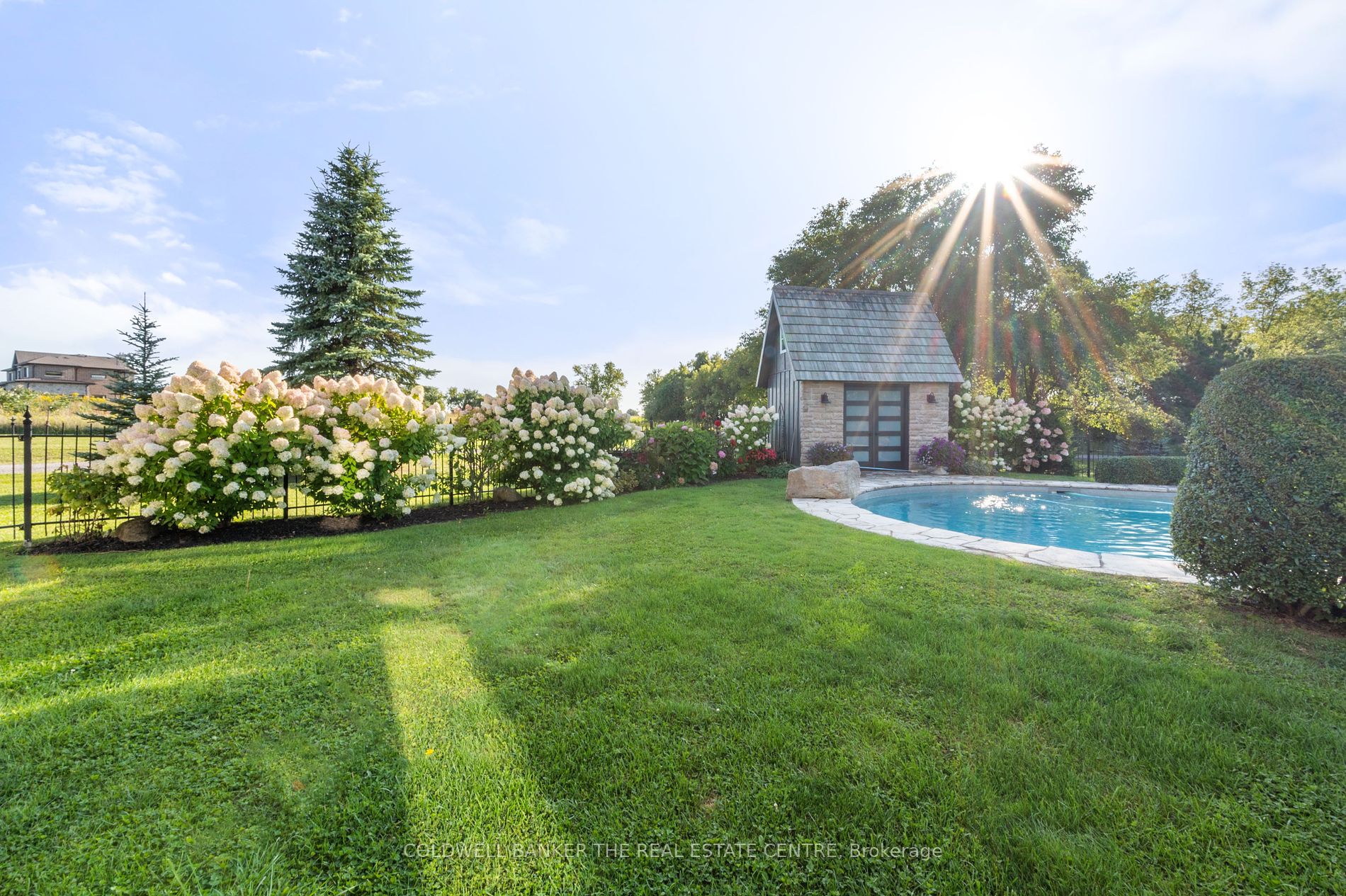 42 Fairbairn Gate W Property Photo 2