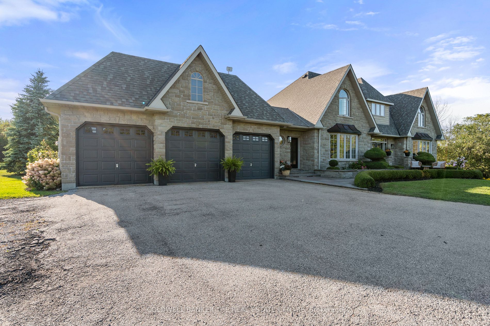 42 Fairbairn Gate W Property Photo 12