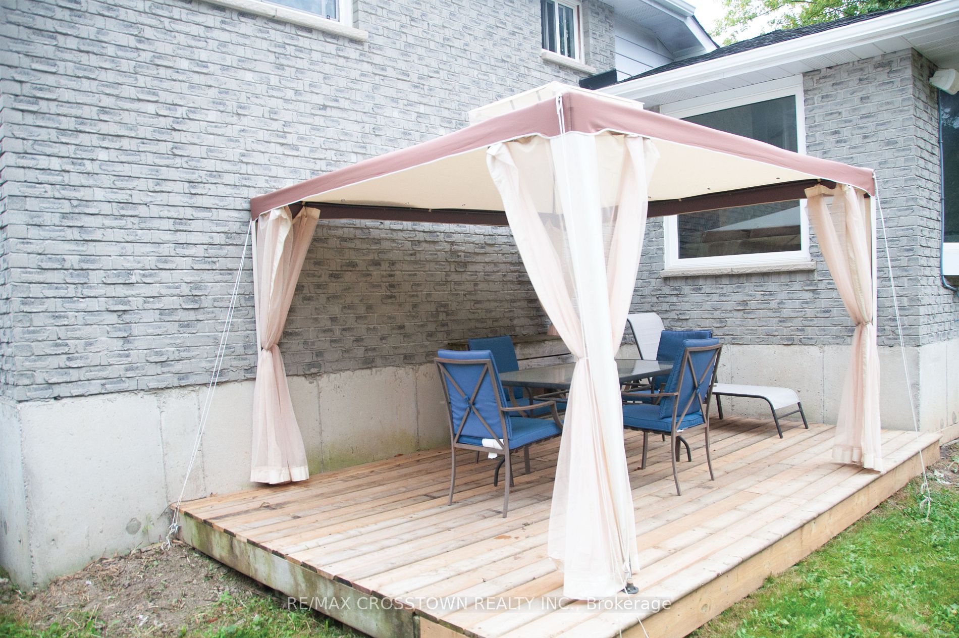 104 Crown Cres Property Photo 2