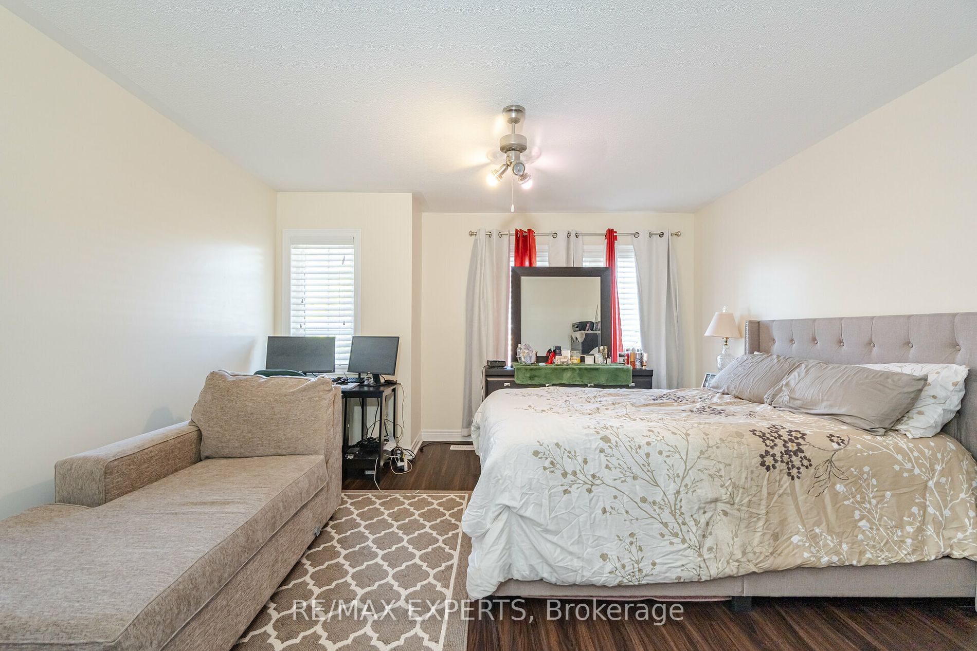 222 Tom Taylor Cres Property Photo 3
