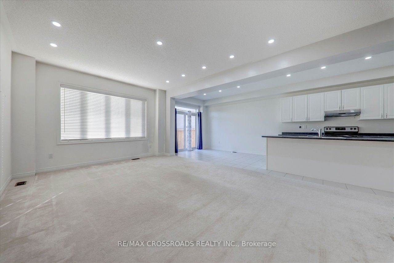 18 Sasco Way Property Photo 4