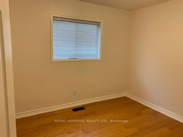 586 Mcbean ( Upper Level) Ave Property Photo 4