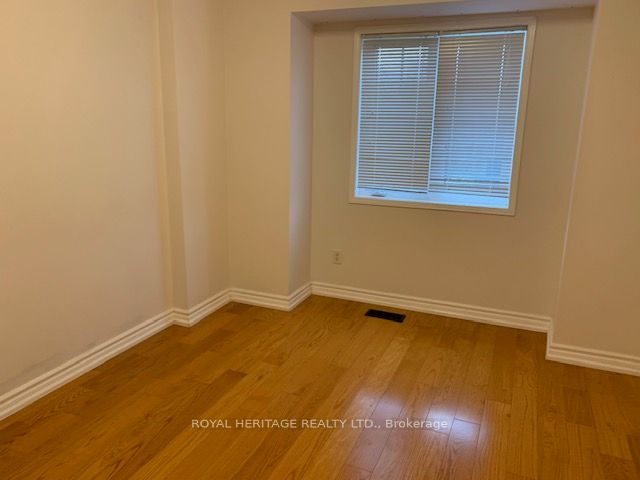 586 Mcbean ( Upper Level) Ave Property Photo 6